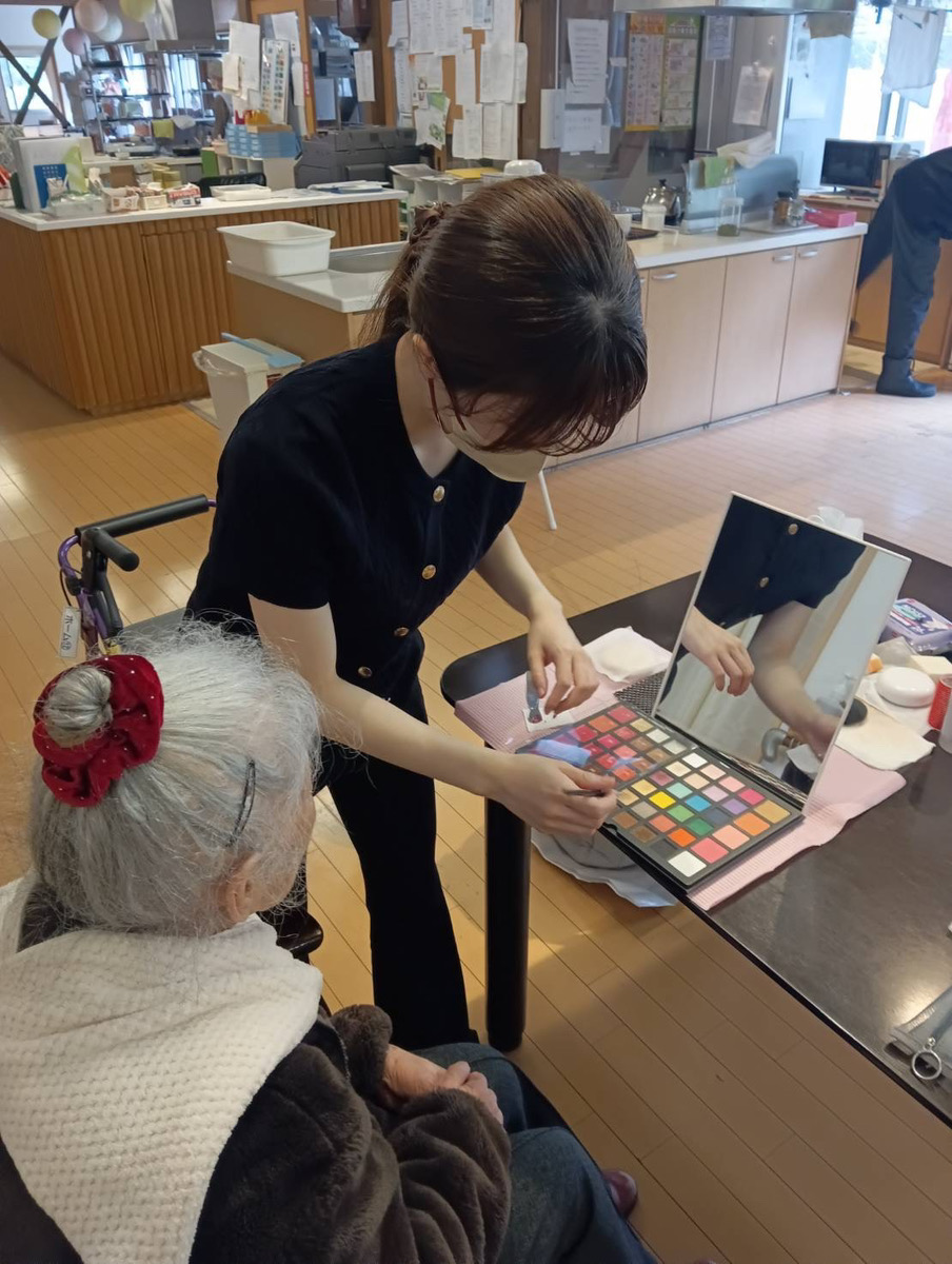 阿蘇の施設様で、介護美容の一環としてメイク体験会を開催しました。
